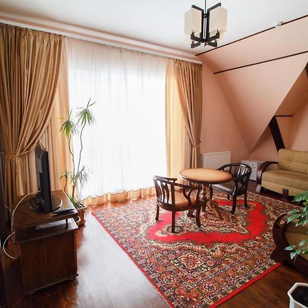 Hotel On Khmelnytskogo 8 Kharkiv Bagian luar foto
