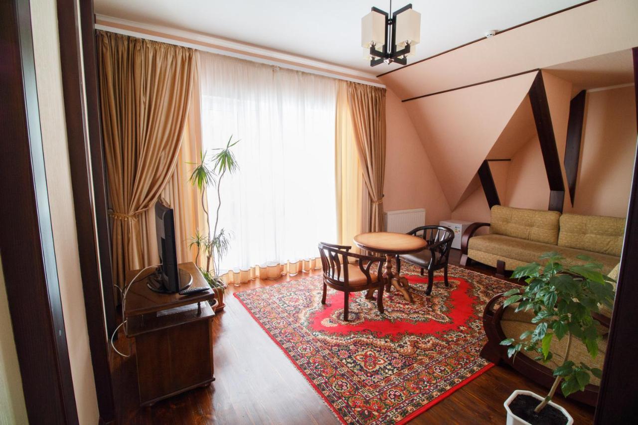 Hotel On Khmelnytskogo 8 Kharkiv Bagian luar foto