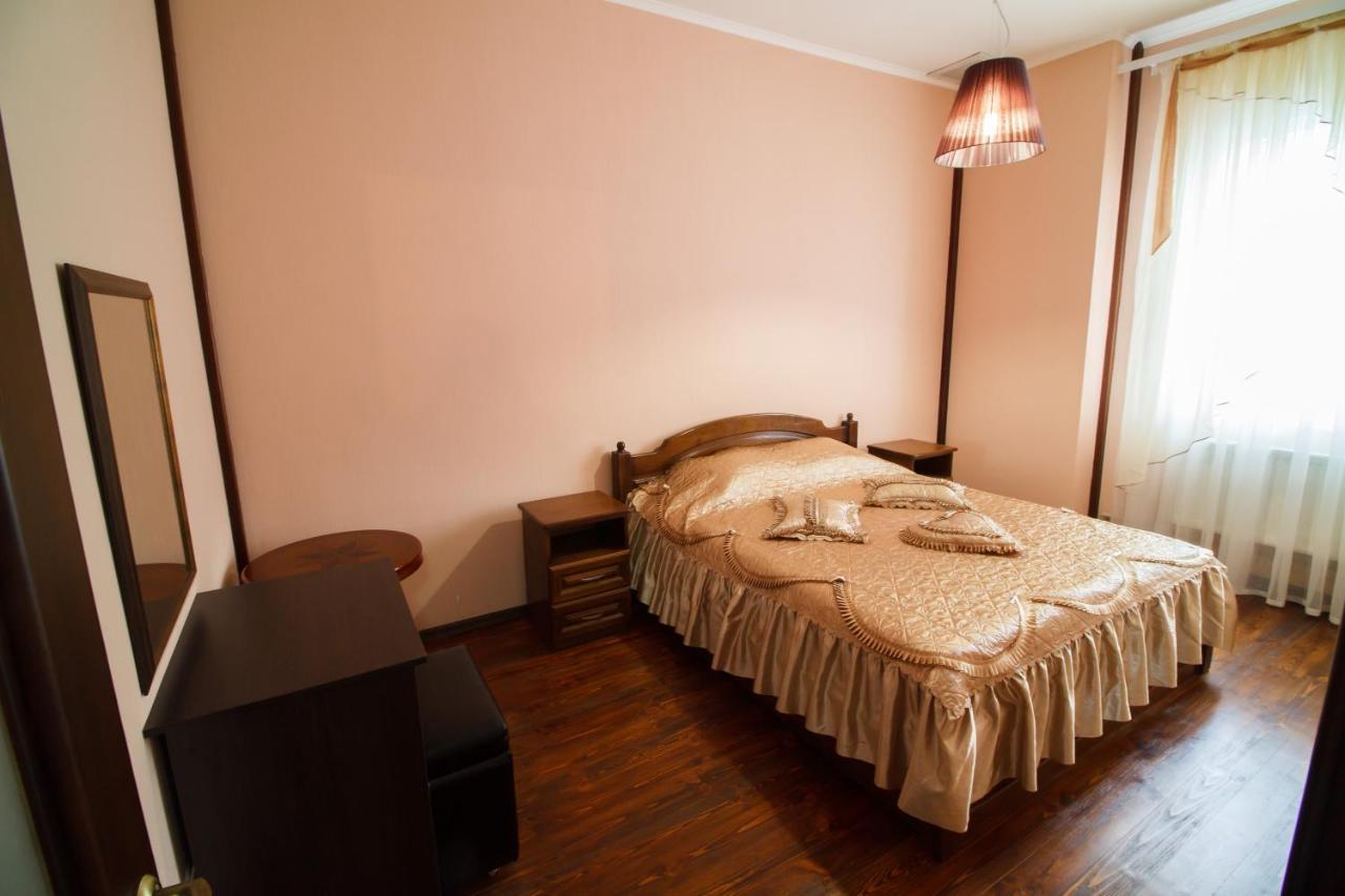 Hotel On Khmelnytskogo 8 Kharkiv Bagian luar foto