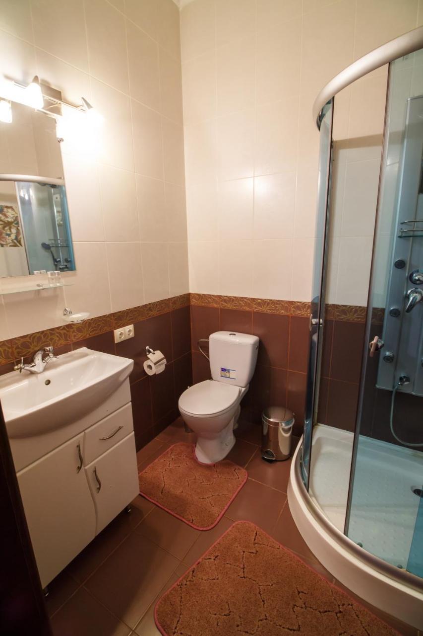 Hotel On Khmelnytskogo 8 Kharkiv Bagian luar foto