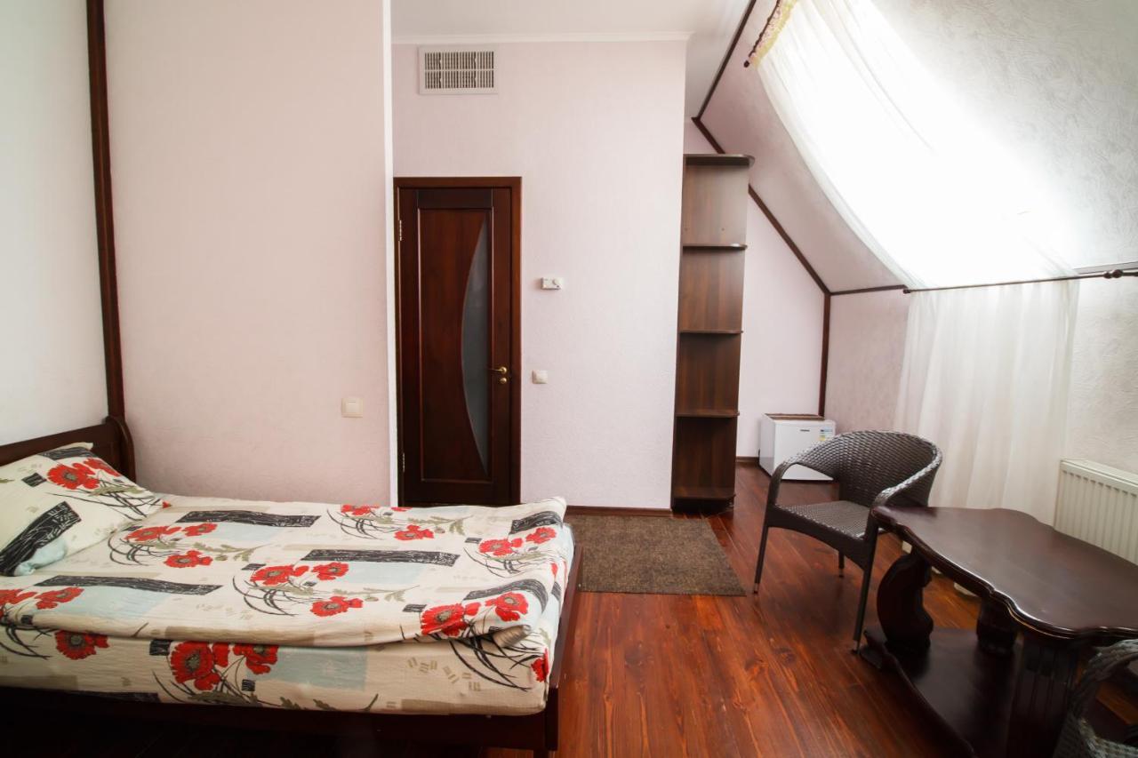 Hotel On Khmelnytskogo 8 Kharkiv Bagian luar foto